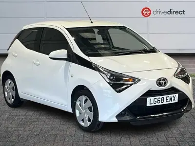Begagnad Toyota Aygo X-play 2018 Vit Halvkombi
