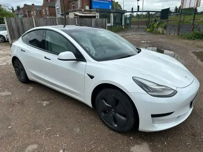 Używany Tesla Model 3 Standard Range 239 kW (325 KM) 2019 Biały Sedan/Limuzyna