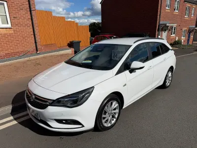 Used Vauxhall Astra Design Edition 136 HP (100 kW) 2019 White Estate