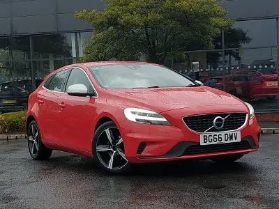 Used Volvo V40 R-Design 120 HP (88 kW) 2016 Red Hatchback