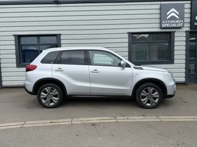 Käytetty Suzuki Vitara SZ-T 112 HP (82 kW) 2018 Hopea Katumaasturi