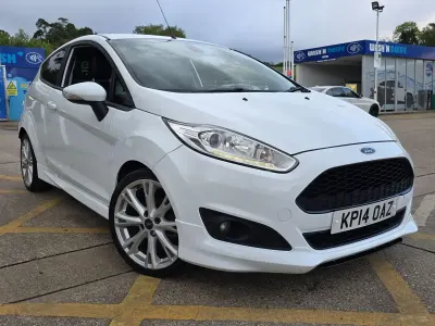 Begagnad Ford Fiesta Zetec 125 HK (91 kW) 2014 Vit Halvkombi