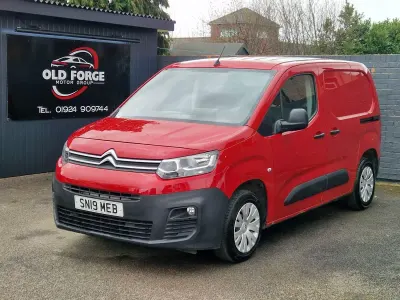 Używany Citroën Berlingo 75 KM (55 kW) 2019 Czerwony Minivan