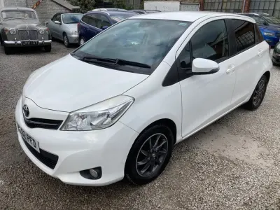 Begagnad Toyota Yaris Edition 69 HK (50 kW) 2012 Vit Halvkombi
