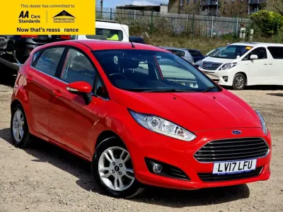 Begagnad Ford Fiesta Zetec 100 HK (73 kW) 2017 Röd Halvkombi