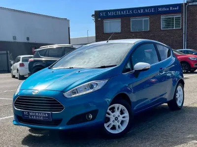 Usado Ford Fiesta Zetec 82 HP (60 kW) 2016 Azul Citadino