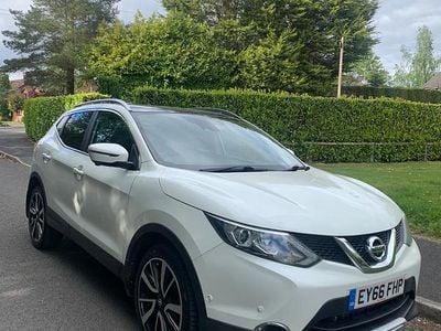 Used Nissan Qashqai Tekna 115 HP (84 kW) 2016 White SUV