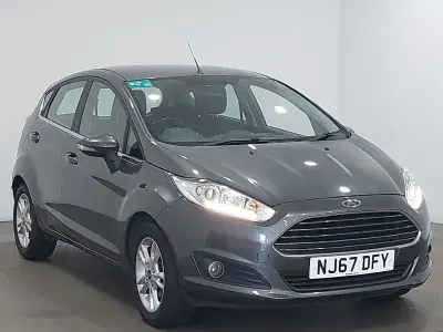 Usado Ford Fiesta Zetec 82 CV (60 kW) 2017 Gris Utilitario