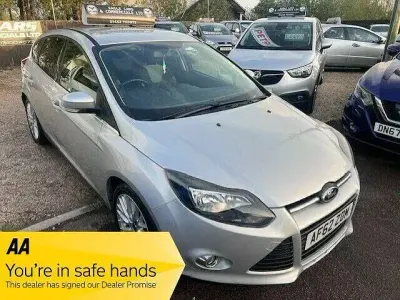Usado Ford Focus Zetec 125 CV (91 kW) 2012 Plateado Utilitario