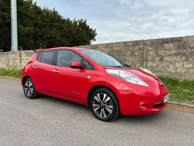 Begagnad Nissan Leaf Tekna 80 kW (109 HK) 2017 Röd Halvkombi