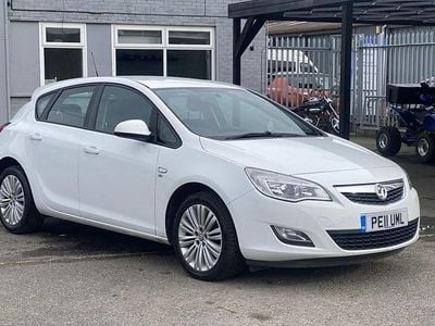 Used Vauxhall Astra Excite 2011 White Hatchback