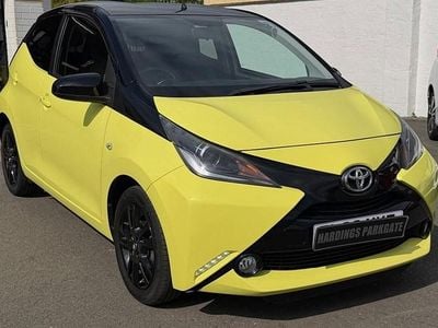 Begagnad Toyota Aygo X-cite 69 HK (50 kW) 2016 Gul Halvkombi