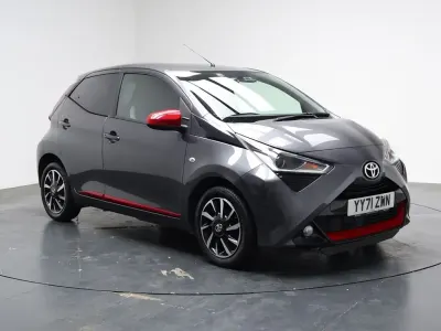 Usado Toyota Aygo Trend 71 CV (52 kW) 2022 Gris Utilitario