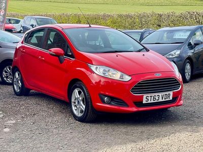 Usado Ford Fiesta Zetec 82 HP (60 kW) 2014 Vermelho Citadino