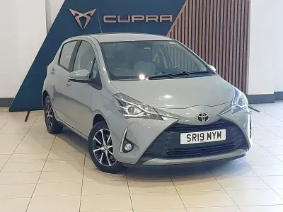 Usado Toyota Yaris 111 HP (81 kW) 2019 Cinzento Citadino
