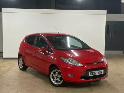 Second-hand Ford Fiesta Zetec 70 CP (51 kW) 2012 Roșu Hatchback