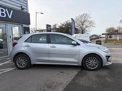 Begagnad Kia Rio 2022 Silver Halvkombi