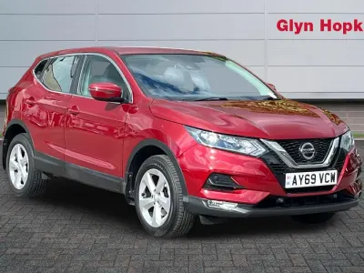 Używany Nissan Qashqai Acenta Premium 140 KM (102 kW) 2019 Czerwony SUV
