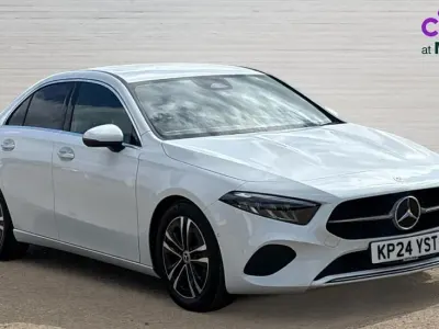 Begagnad Mercedes A200 Executive 163 HK (119 kW) 2024 Vit