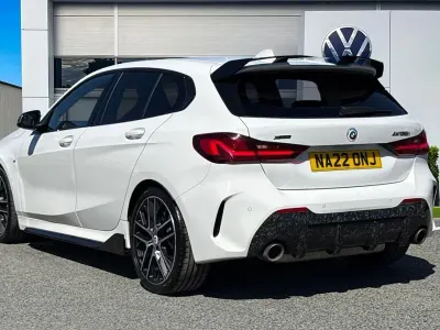 Begagnad BMW M135 Comfort Edition 306 HK (225 kW) 2022 Vit Halvkombi