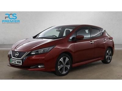 Begagnad Nissan Leaf N-Connecta 110 kW (150 HK) 2022 Röd Halvkombi