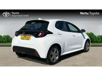 Używany Toyota Yaris Hybrid 116 KM (85 kW) 2024 Biały Hatchback