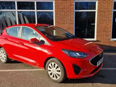 Begagnad Ford Fiesta Trend 2022 Röd Halvkombi