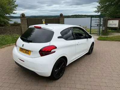 Used Peugeot 208 2017 White Hatchback