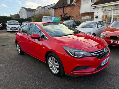 Begagnad Vauxhall Astra Design Edition 2016 Röd Halvkombi