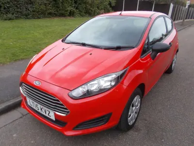 Usado Ford Fiesta Studio 82 HP (60 kW) 2015 Vermelho Citadino