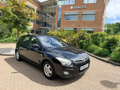 Begagnad Hyundai i30 Comfort 108 HK (79 kW) 2009 Svart Halvkombi