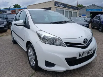 Used Toyota Yaris 101 HP (74 kW) 2013 White Hatchback