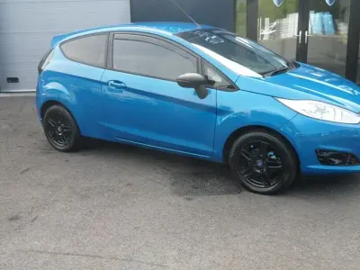 Usado Ford Fiesta Zetec 82 HP (60 kW) 2013 Azul Citadino