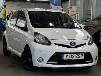 Używany Toyota Aygo 68 KM (50 kW) 2013 Biały Hatchback