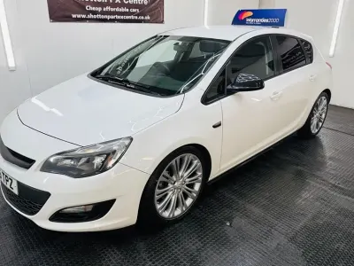 Gebraucht Vauxhall Astra Design Edition 136 PS (100 kW) 2015 Weiß Kleinwagen