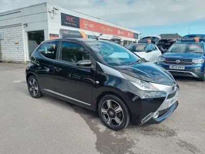 Usado Toyota Aygo X-clusiv 68 CV (50 kW) 2014 Negro Utilitario