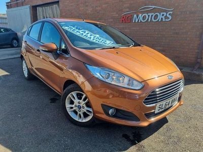 Begagnad Ford Fiesta Zetec 99 HK (72 kW) 2014 Orange Halvkombi