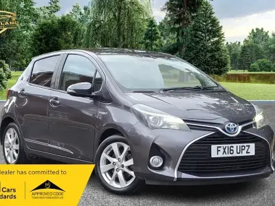 Used Toyota Yaris 100 HP (73 kW) 2016 Grey Hatchback