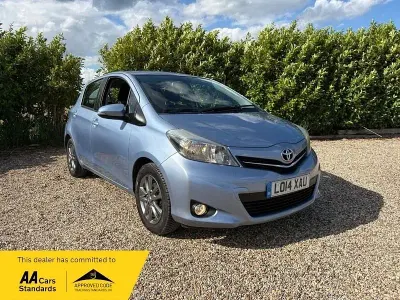 Used Toyota Yaris 90 HP (66 kW) 2014 Blue Hatchback
