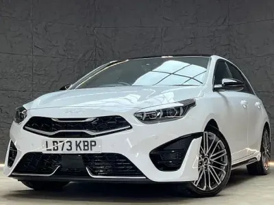 Begagnad Kia Ceed GT-Line S 158 HK (116 kW) 2023 Vit Halvkombi
