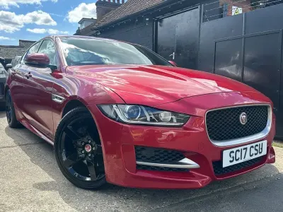 Begagnad Jaguar XE R-Sport 180 HK (132 kW) 2017 Röd Sedan