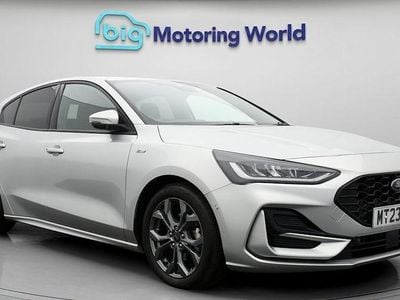 Usado Ford Focus ST-Line 125 CV (91 kW) 2023 Plateado Utilitario