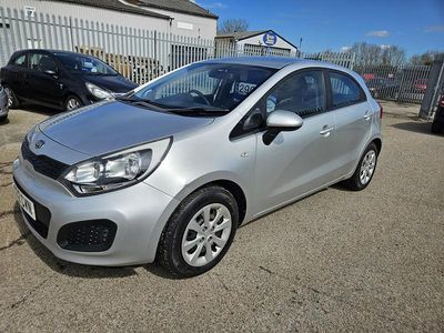 Usado Kia Rio 75 CV (55 kW) 2012 Plateado Utilitario