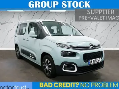 Begagnad Citroën Berlingo Feel 110 HK (80 kW) 2019 Grön Minibuss