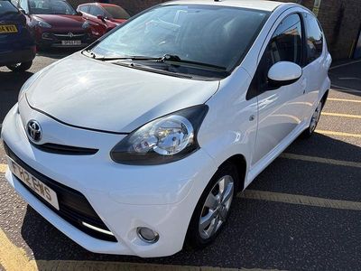 Usado Toyota Aygo 68 HP (50 kW) 2012 Branco Citadino