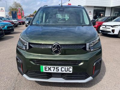 Begagnad Citroën e-Berlingo 98 kW (134 HK) 2025 Grön Minibuss