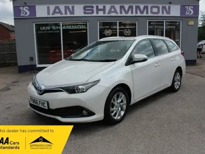 Used Toyota Auris Hybrid Business Edition 2016 White Estate