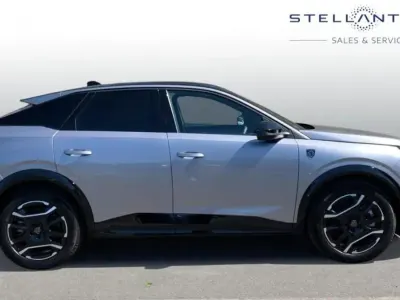 Używany Peugeot e-3008 GT 152 kW (207 KM) 2025 Szary SUV