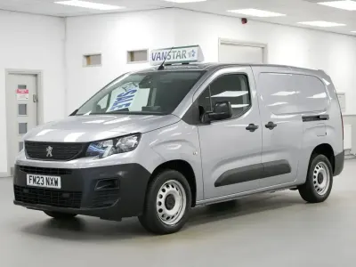 Usado Peugeot Partner Premium 100 HP (73 kW) 2023 Cinzento Monovolume