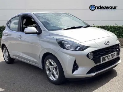 Usado Hyundai i10 SE 84 CV (61 kW) 2022 Plateado Utilitario